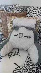 Click to view full screen Almofada Ergonômica Lovely Deluxe™ / O Melhor Suporte ao Seu Corpo Enquanto Você Relaxa, Lê ou Assiste TV! photo review